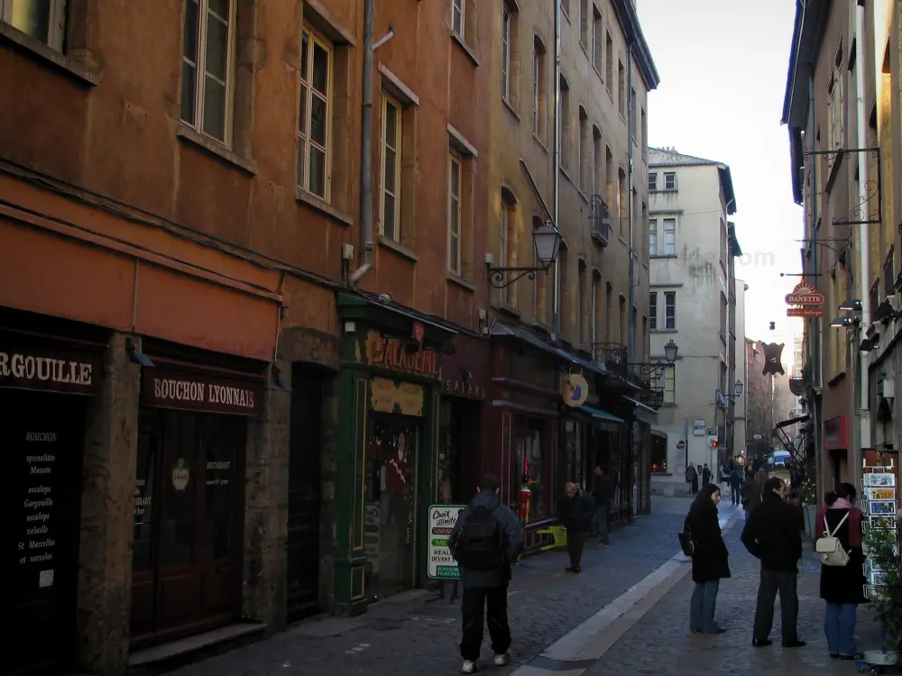 Lyon - Vieux Lyon : rue Saint-Jean avec ses maisons, ses boutiques et ses restaurants
