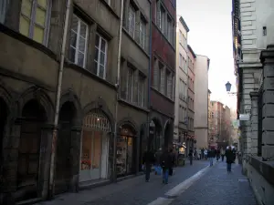 Lyon - Vieux Lyon : maisons et boutiques de la rue Saint-Jean