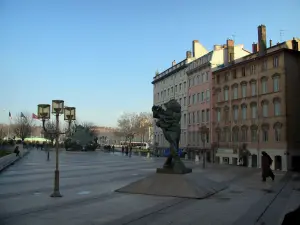 Lyon - Presqu'île : place Louis-Pradel avec sculptures et maisons