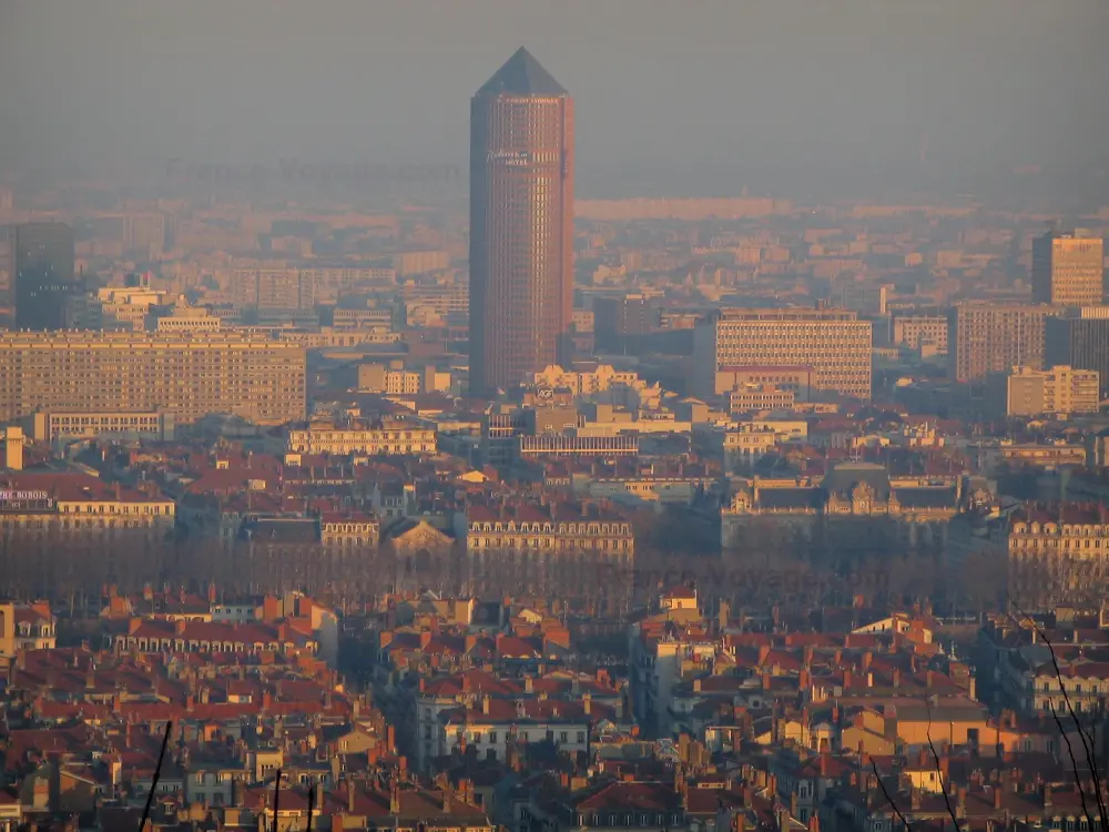 Lyon - De l'esplanade de Fourvière, vue sur la tour de la Part-Dieu (le crayon) et les bâtiments de la ville