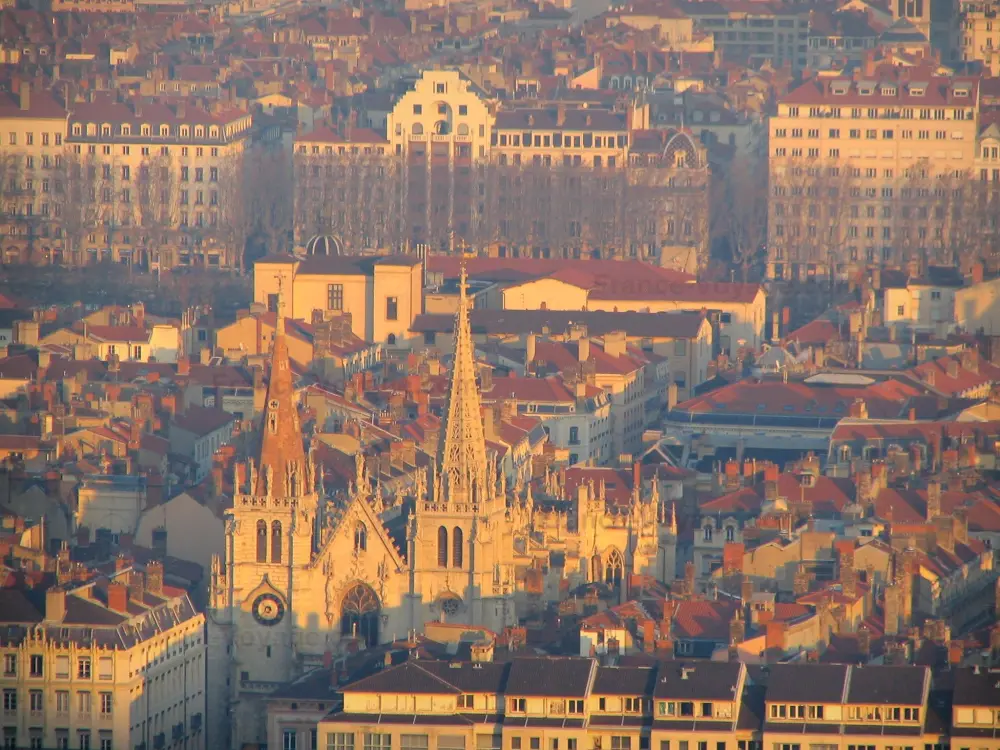 Lyon - De l'esplanade de Fourvière, vue sur l'église Saint-Nizier et les bâtiments de la ville