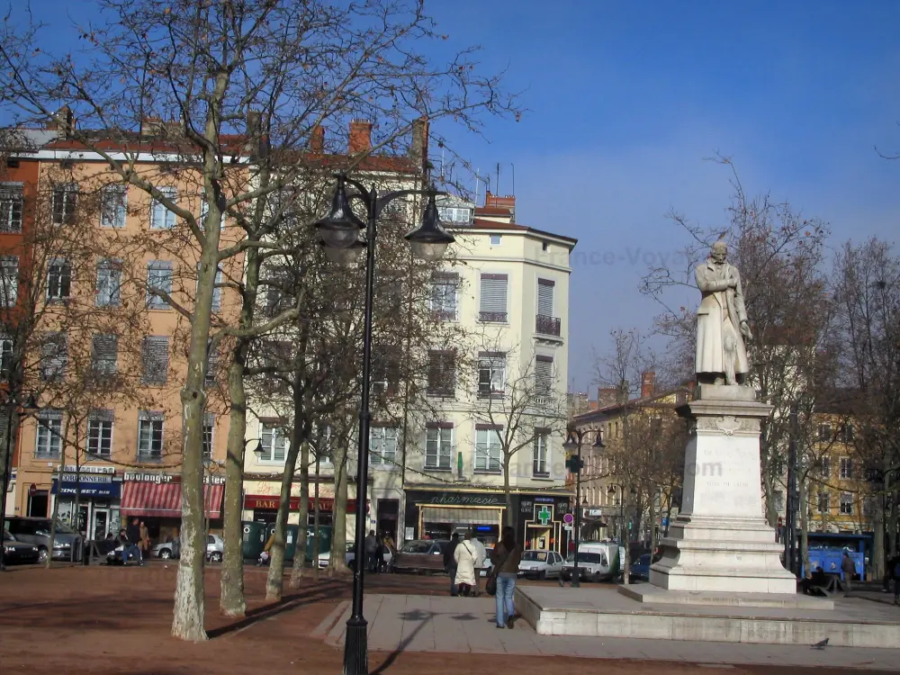 Lyon - Croix-Rousse : place de la Croix-Rousse avec statue de Jacquard, arbres et maisons