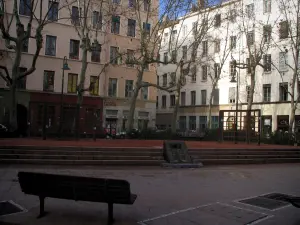Lyon - Croix-Rousse: square and buildings
