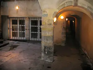 Lyon - Old Lyon: traboule covered passageway