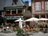 Lyons-la-Forêt - Cafe Terrace, addobbi floreali (fiori) e facciate delle case del villaggio