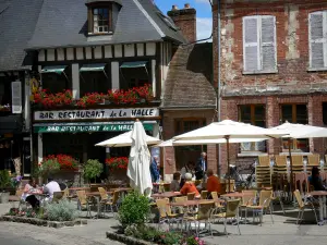 Lyons-la-Forêt - Terrasse de café, décorations florales (fleurs) et façades de maisons du village