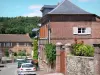 Lyons-la-Forêt - Façades de briques et rue du village