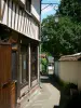 Lyons-la-Forêt - Façade d'une maison et ruelle du village