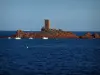 Maciço do Estérel - Ile d'Or (rochas vermelhas) com sua torre, barcos e mar Mediterrâneo