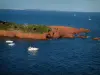 Maciço do Estérel - Rochas vermelhas (pórfiro) da costa selvagem, mar Mediterrâneo e barcos