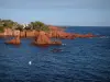 Maciço do Estérel - Costa selvagem com pinheiros e uma casa, rochas vermelhas (pórfiro) e mar Mediterrâneo
