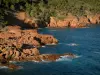 Maciço do Estérel - Rochas vermelhas (pórfiro) da costa selvagem, floresta e mar Mediterrâneo