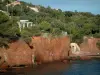 Maciço do Estérel - Mar Mediterrâneo, rochas vermelhas (pórfiro) e moradias na floresta
