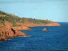 Macizo del Estérel - Route de la Corniche d'Or, rocas rojas (pórfido) de la costa salvaje y el mar Mediterráneo