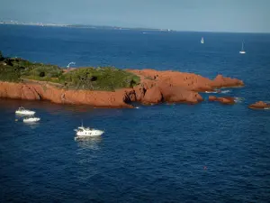 Macizo del Estérel - Red Rocks (pórfido) de la costa salvaje, Mar Mediterráneo y barcos