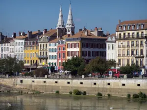 Mâcon - Glockentürme der Kirche Saint-Pierre, Häuser säumend die Uferstrasse und den Fluss Saône