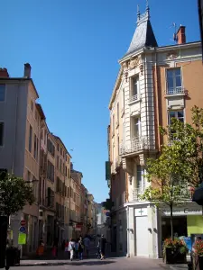 Mâcon - Calle bordeada de casas y tiendas