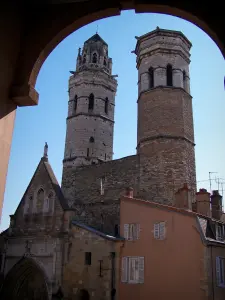 Mâcon - Innenvorhalle und achteckige Türme des Vieux Saint-Vincent (ehemalige Kathedrale Saint-Vincent) und bunte Fassade eines Hauses