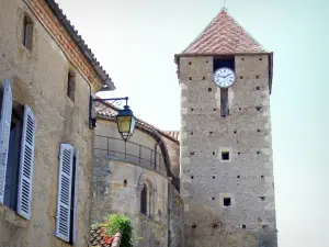 Madiran - Kirchturm und Fassade eines Hauses des Dorfes