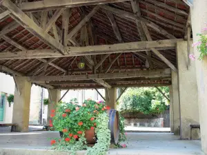 Madiran - Covered market hall with its wood frame and wine barrel with flowers