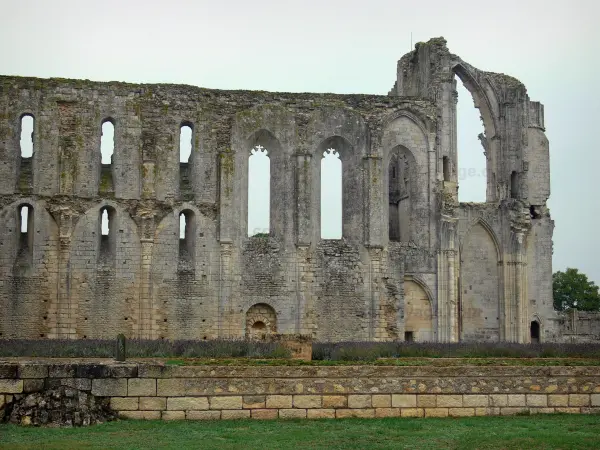 Maillezais abbey - Remains of the Saint-Pierre abbey: ruins of the abbey church