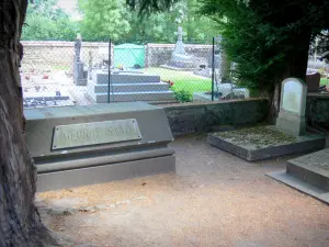 Maison de George Sand - Domaine de George Sand (château de Nohant) : tombe de George Sand dans le cimetière familial ; sur la commune de Nohant-Vic