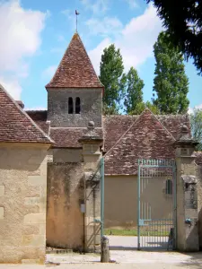 Maison de George Sand - Domaine de George Sand (château de Nohant) : grille d'entrée du domaine avec vue sur l'église du village (église Sainte-Anne) ; sur la commune de Nohant-Vic