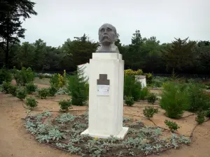 Maison de Georges Clemenceau - Buste de Georges Clemenceau et jardin