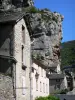 La Malène - Façades de maisons et rocher de la Barre ; au coeur des gorges du Tarn, dans le Parc National des Cévennes