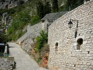 La Malène - Murs de soutènement en pierre ; au coeur des gorges du Tarn, dans le Parc National des Cévennes