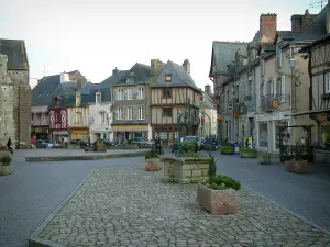 Malestroit - Paved square lined with old houses, some half-timbered