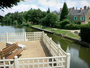 Malicorne-sur-Sarthe - Bench overlooking the banks of River Sarthe (Sarthe valley)