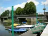 Malicorne-sur-Sarthe - Hafen von Malicorne mit seinen festgemachten Booten, und Brücke überspannend den Fluss Sarthe