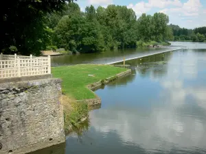 Malicorne-sur-Sarthe - View of River Sarthe lined width trees