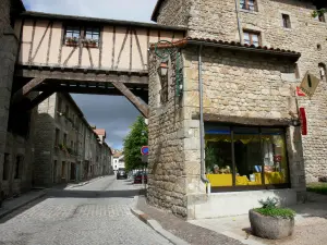 Le Malzieu-Ville - Tor Drogols und Häuserfassaden des mittelalterlichen Ortes