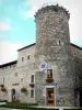 Le Malzieu-Ville - Bodon torre de viviendas de la oficina de turismo, frente a la alcaldía de Malzieu (antigua capilla de los Penitentes Blancos), y decoraciones florales