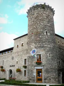 Le Malzieu-Ville - Turm Boden bergend das Fremdenverkehrsbüro, Fassade des Rathauses von Malzieu (ehemalige Kapelle der weissen Büsser), und Blumenschmuck