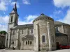 Le Malzieu-Ville - Iglesia de Saint-Hippolyte y la cruz monumental