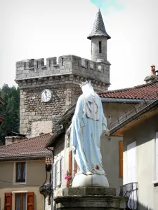 Le Malzieu-Ville - Standbild der Heiligen Jungfrau, Häuser und Uhrturm (Wachturm des ehemaligen Schlosses)