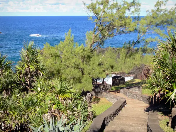 Manapany-les-Bains - Treppe, gesäumt von Pflanzenwuchs, hinuntergehend zum Indischen Ozean