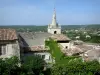 Mane - Clocher de l'église Saint-André et toits de maisons du village provençal avec vue sur les paysages alentours