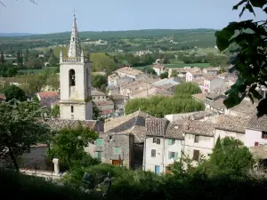 Mane - Toren van de kerk van St. Andrew, daken van huizen in het dorp en het omliggende platteland van de Provence