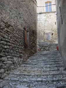 Mane - Calade (paved sloping narrow street)