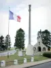 Maneira das senhoras - Memorial de Cerny-en-Laonnois: capela, lanterna dos mortos e bandeiras francesas