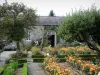 Manoir de Saussey - Jardin du manoir : roseraie (rosiers), fleurs et arbres