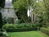 Manoir de Saussey - Jardin du manoir : pelouse, fleurs et arbres