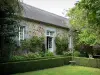 Manoir de Saussey - Jardin du manoir : pelouse, fleurs et arbres