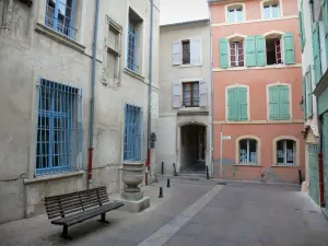 Manosque - Rue et façades de maisons de la vieille ville