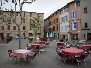 Manosque - Place Marcel Pagnol : terrasses de café, platanes (arbres) et maisons de la vieille ville