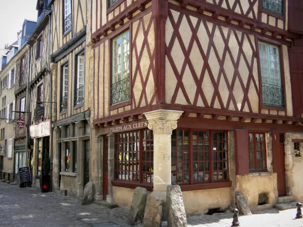 Le Mans - Vieux Mans - Cité Plantagenêt : maisons à pans de bois de la vieille ville, dont la maison du Pilier aux Clefs